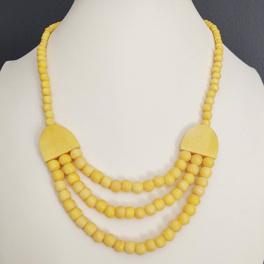 Vintage yellow beaded necklace
